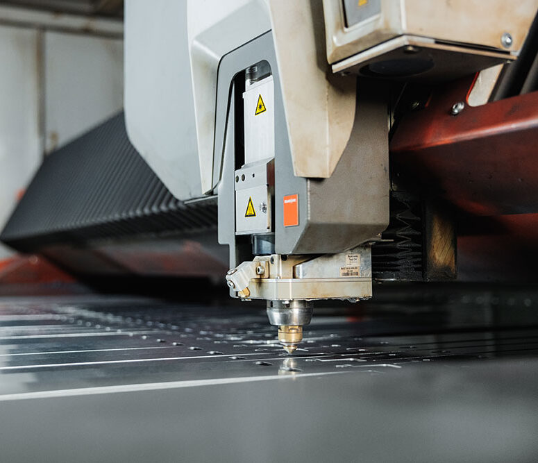 Laserschneider bei Metallbearbeitung
