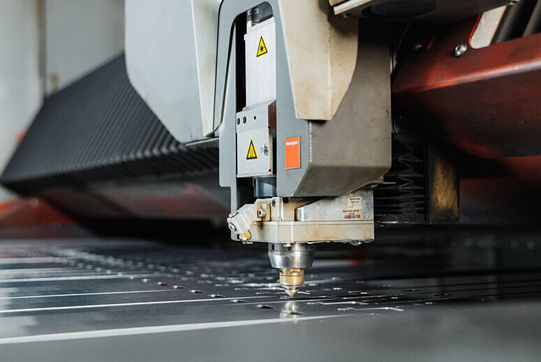 Laserschneider bei Metallbearbeitung